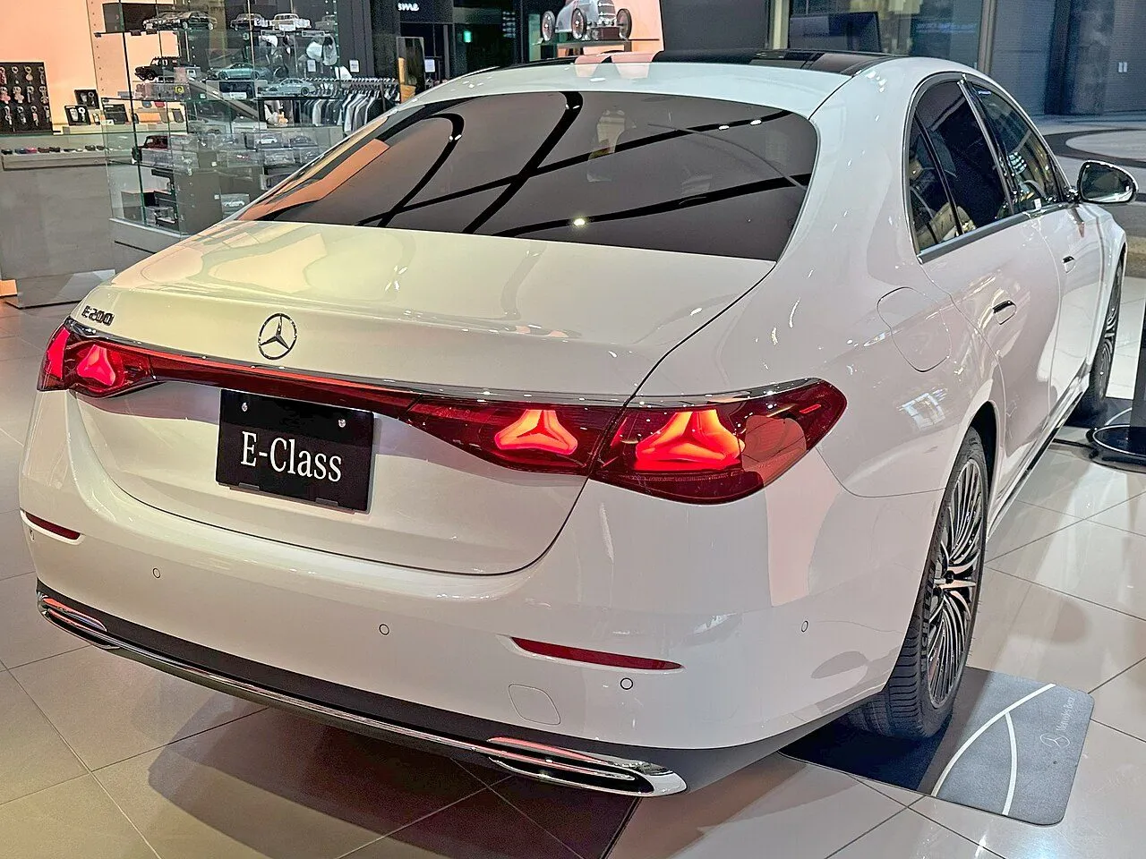 Mercedes-Benz E-Class E 200 Exclusive 2025, ảnh 2