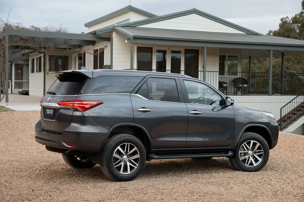 Toyota Fortuner 2.4G MT 4x2 2016