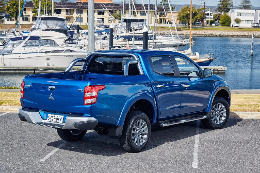 Mitsubishi Triton 4x2 MT 2016, ảnh 2