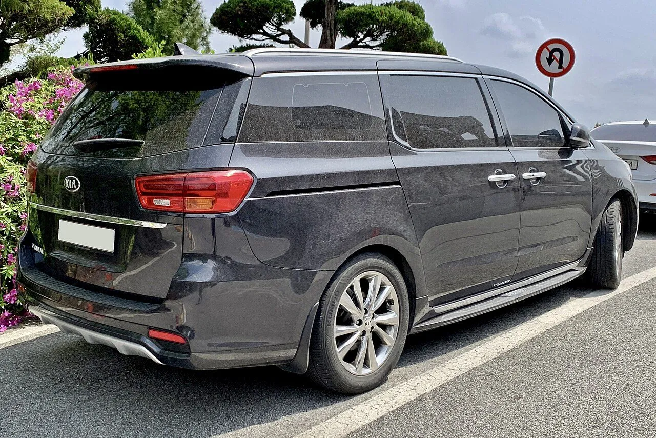 Kia Carnival 2.2D Luxury 2023, ảnh 2