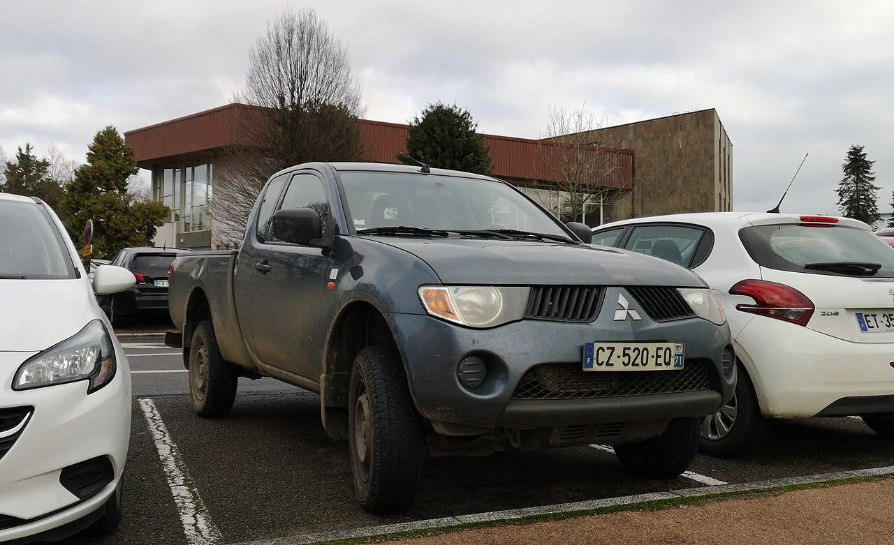 Mitsubishi Triton 4x2 MT 2019
