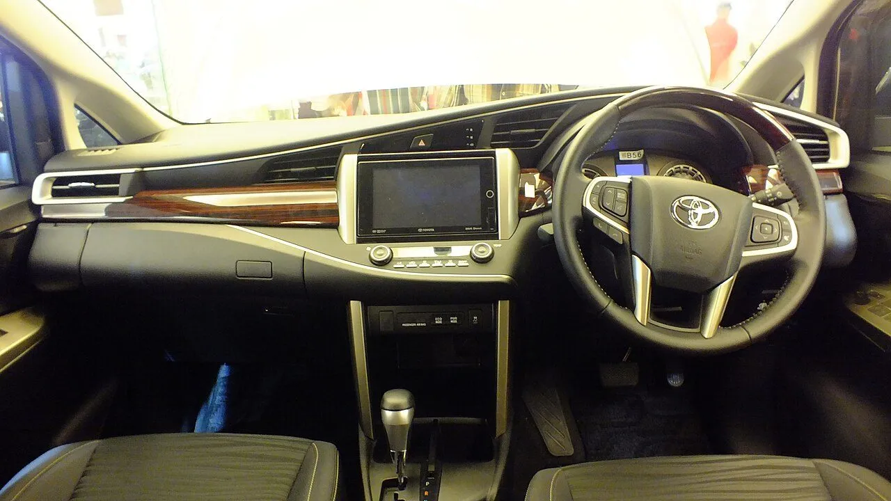 Toyota Innova Venturer 2016, ảnh 2