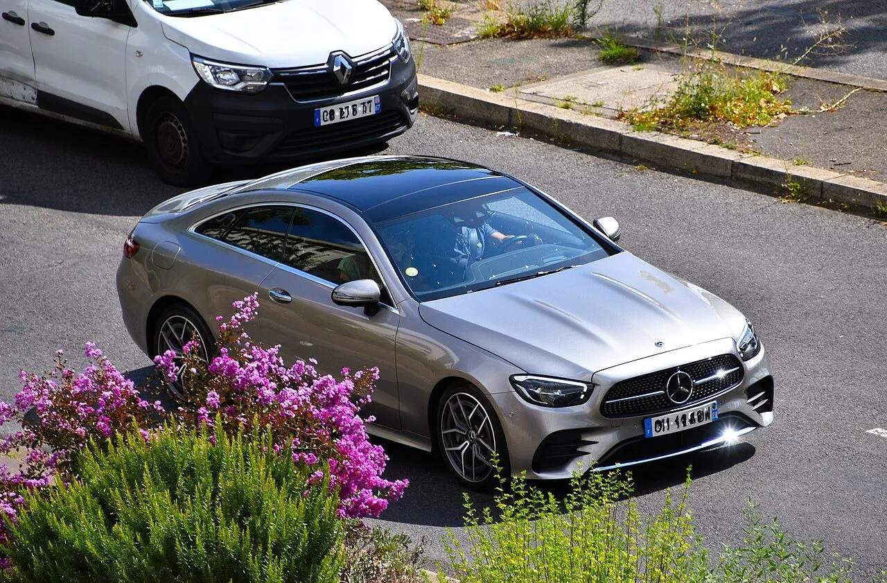 Mercedes-Benz E-Class E 300 AMG 2023, ảnh 2