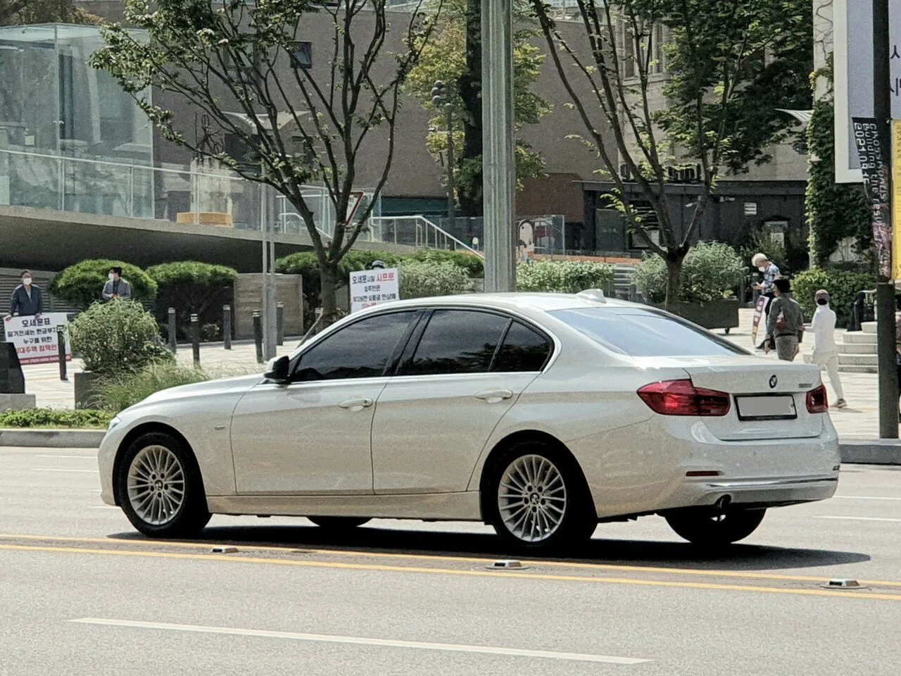 BMW 3 Series 320i Sport Line 2021, ảnh 2
