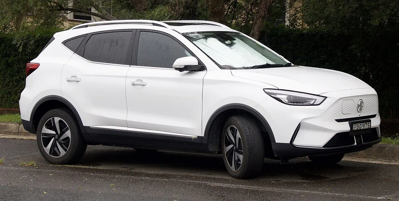 MG ZS STD+ 2023