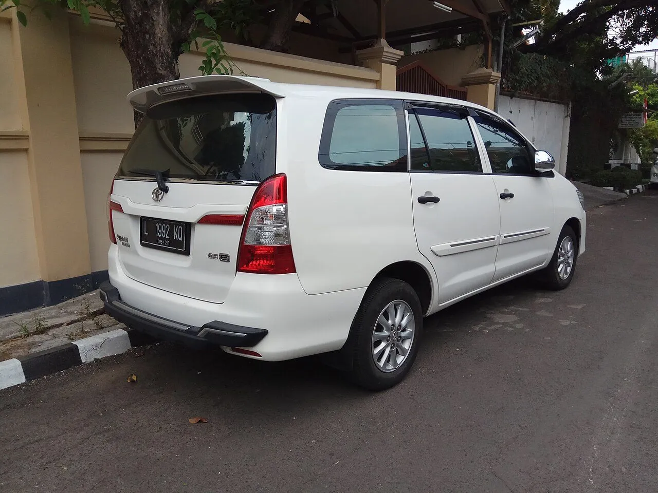 Toyota Innova Cross 2.0V 2016, ảnh 2