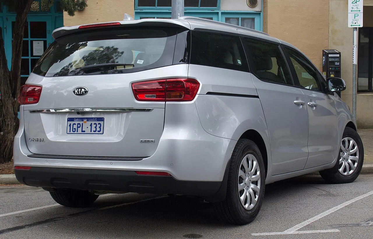 Kia Carnival 2.2D Premium 2018, ảnh 3