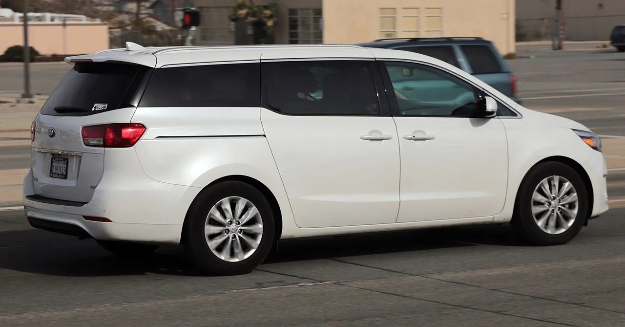 Kia Carnival 2.2D Premium 2016, ảnh 2