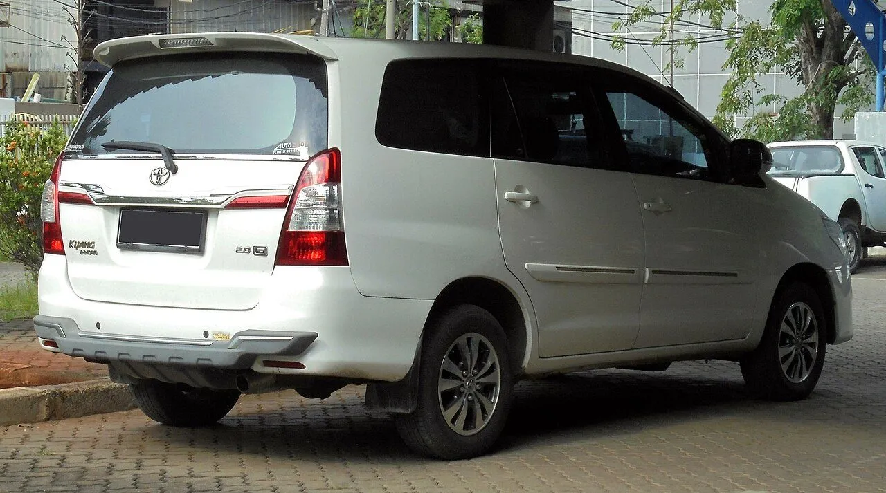 Toyota Innova 2.0E MT 2016, ảnh 2